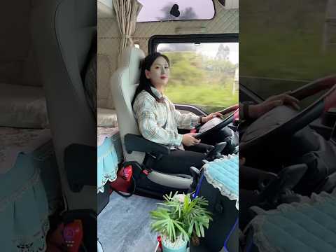 Nữ tài xế xinh đẹp với phong cách lái xe trông thật thu hút #automobile #truckdriver #trucking #girl thumbnail