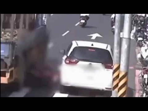 【車禍影片】四輪大爺：違停一下而已，沒事啦（2026.05.25 高雄市鳳山區五甲三路 thumbnail