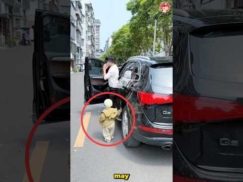 Cậu bé thông minh thoát khỏi chiếc xe ô tô thumbnail