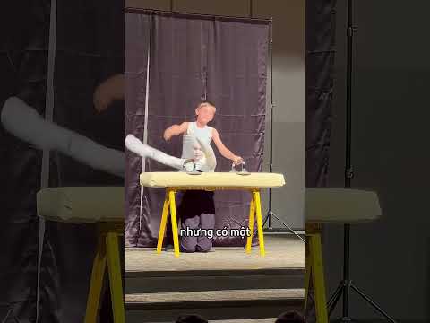 Hai cậu học sinh biểu diễn một tiết mục mà họ xem trên mạng 😂 thumbnail