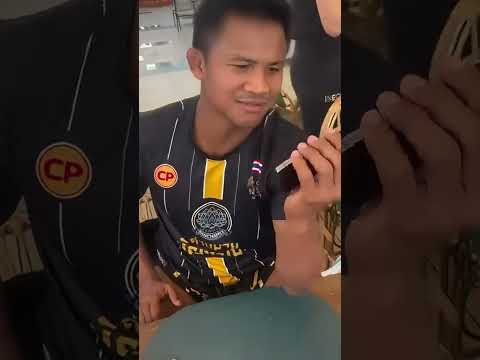 ตำนานนักมวยไทย พี่บัวขาว “ขอลายเซ็น” ตำนานนักวิ่งมาราธอน คิปโชเก้ #Shorts | Buakaw Banchamek thumbnail