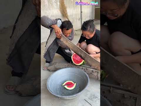 تقطيع البطيخ باستخدام مقصلة يدوية. thumbnail