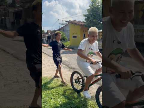 Kalian punya tmen gini jg ga, mau bonceng tmen pas udh mau naik malah ditinggal #shorts #lucu #kocak thumbnail