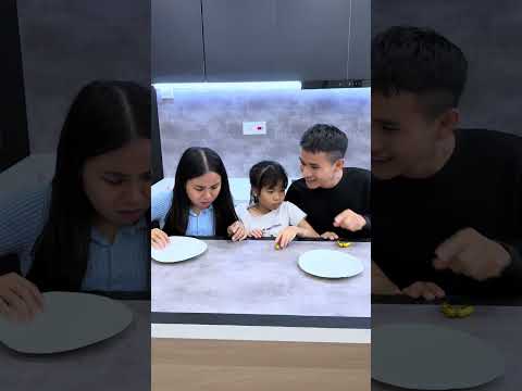 SH - Con gái nhỏ thương mẹ hơn thương ba || Good daughter #shorts thumbnail