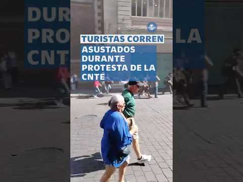 Captan a pareja de turistas huyendo de protesta violenta de la CNTE en el Zócalo #shorts thumbnail