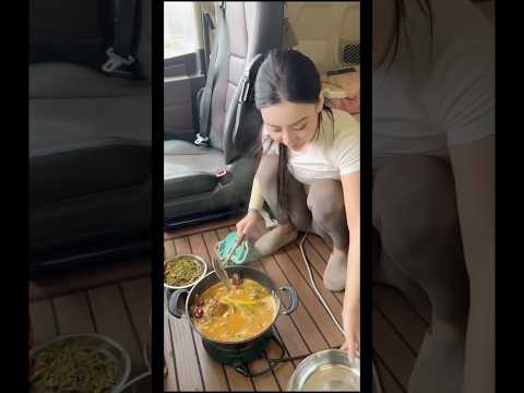 Nữ tài xế xinh đẹp trổ tài nấu món ăn ngon ngay trên xe tải #truckdriver #foodtruck #trucking #truck thumbnail