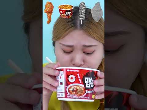 하이유의 치킨 컵라면 핫도그 이모지 먹방! Spicy Noodles HIU TIKTOK Emoticon MUKBANG #Short |  HIU 하이유 thumbnail