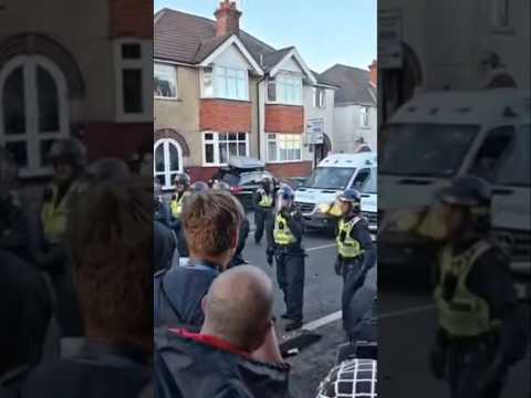 Policja wycofuje się w Southampton. Tłum po śmierci Henry’ego Nowaka wściekły thumbnail