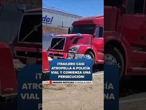 ¡Trailero casi atropella a policía vial y comienza una persecución! | Noticias GDL | Shorts thumbnail