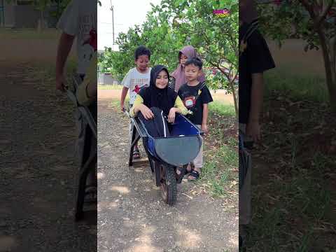MAIN DORONG GEROBAK😁😅🙈 #funny #hiburansegar #comedy #shorts #humor thumbnail