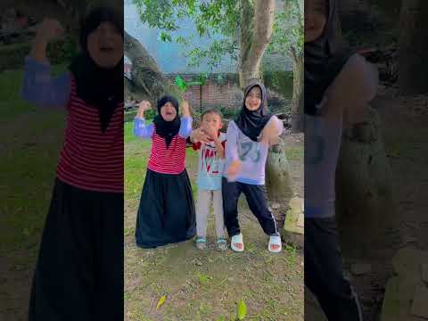 KETIKA SENDIRIAN VS BARENG TEMAN TEMAN😁😅 #funny #hiburansegar #comedy #shorts #humor thumbnail