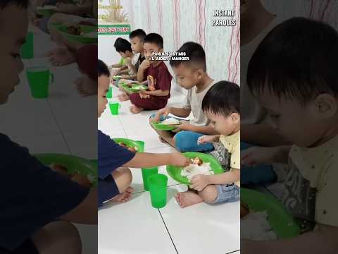 Ce garçon se mobilise pour aider un autre petit garçon à manger son repas thumbnail