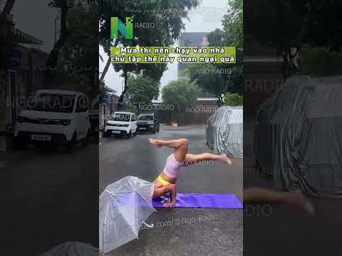 Mưa thì nên chạy vào nhà chứ tập thế này quan ngại quá thumbnail