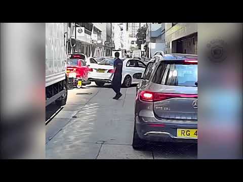 車CAM直擊 - 柴灣角街 私家車倒車撞跌26 thumbnail