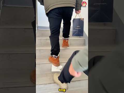 Dẫm vào tờ giấy cho nó tách ra khỏi giày thumbnail