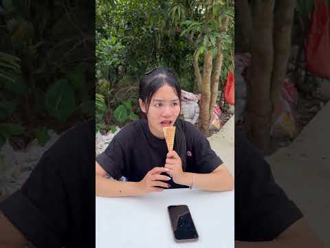 Ông nội tội nghiệp đã chia sẻ kem ốc quế cho cháu gái #shorts thumbnail