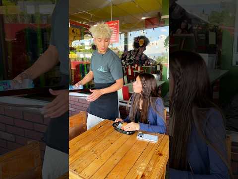 ELLA QUERÍA UNA HAMBURGUESA 🍔 SIN NADA 😂 thumbnail