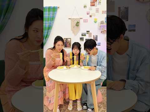 우리의 손은 통제 불능 상태입니다 thumbnail