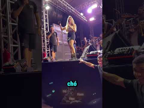 Chú Chó Này Là Người Hâm Mộ Số 1 Của Nữ Ca Sĩ ☺️ thumbnail