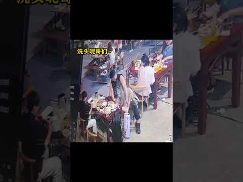“那些监控下的离谱瞬间” thumbnail