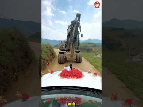 Tài xế xe máy múc dọn đường cho xe dâu thumbnail