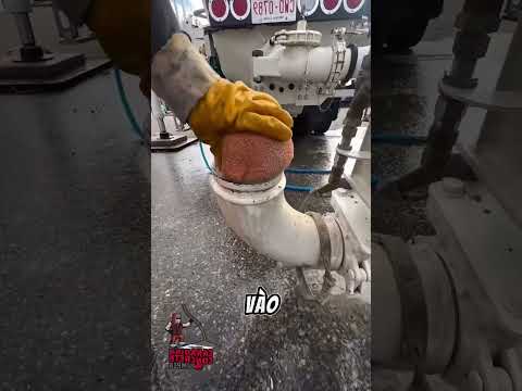 Sao bố lại nhét quả bóng vào ống thế này thumbnail