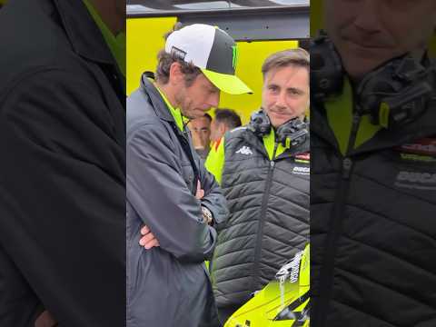 Vale è arrivato a Barcellona! ???⚫️ #valentinorossi #vr46 #motogp #vr46racingteam #montmelo thumbnail