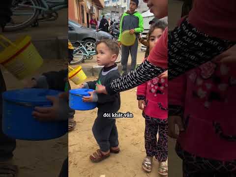 Cậu bé hạnh phúc khi nhận được thức ăn ❤️‍🩹 thumbnail