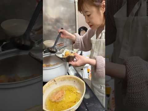 【4坪の小さな居酒屋】脱サラした55歳ママのワンオペに密着！ thumbnail