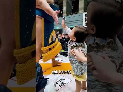 Đứa bé từ chối bắt tay với võ sĩ sumo gầy nhất? thumbnail