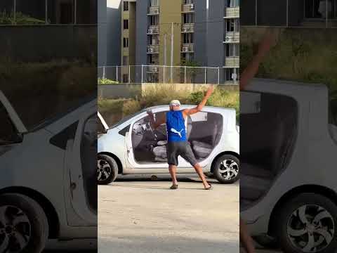 Meu tio olhando o carro pra vê se ter água olha no final acabar levando um susto veja thumbnail