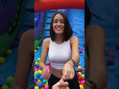 PREGUNTAS a MI CRUSH en el INFLABLE GIGANTE de CASA! thumbnail