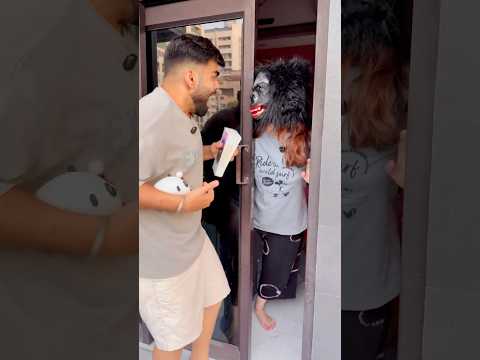 Gaurav ko iphone ki jagha saanp dediya #gauravaroravlogs #youtubeshorts #shorts thumbnail