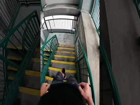Anh ấy vội chạy xuống cầu thang vì mẹ gọi 😳 thumbnail