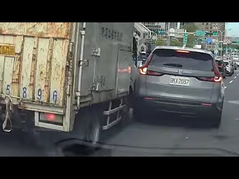 【車禍影片】無敵方向燈終於踢到鐵板（2026.05.27 臺北市內湖區民權東路六段 thumbnail