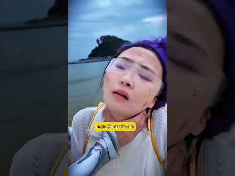 Cô bé có chiếc kính nhìn trước tương lai và cứu mọi người 🥺 thumbnail