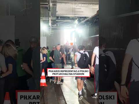 PIŁKARZE REPREZENTACJI POLSKI DOJECHALI NA STADION #shorts thumbnail