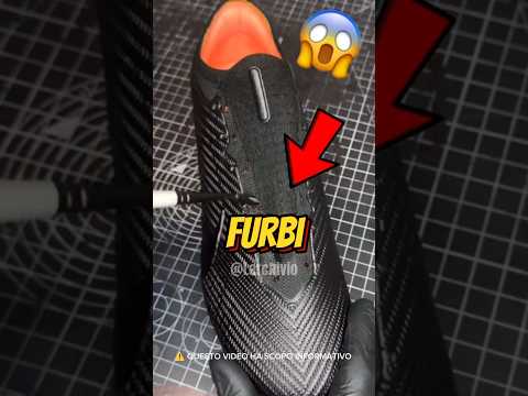 PERCHÉ I CALCIATORI DIPINGONO LE SCARPETTE DI NERO? 😱 #curiosità #informative thumbnail