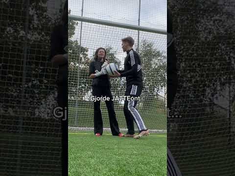 Målvakten Jacob lär mig fotboll!! #fotboll #sport #testar thumbnail