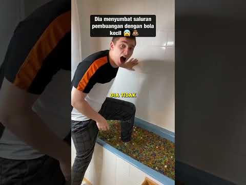 Dia menyumbat saluran pembuangan dengan bola kecil ??#bolaajaib #toilet  #bencana thumbnail