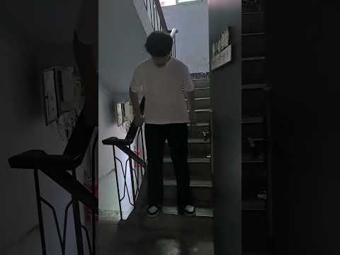 儿子带回三只流浪小狗，怕妈妈不同意来了个“先斩后奏”，一开门三小只就这么乖乖坐在门口 thumbnail
