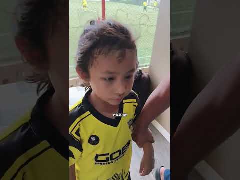 Siapa Yg Prnah Mimisan? Mama Kaget Hidung Dedek Brdarah Sakit Ktendang Bola Ara Sm Papa Dibersihin⚽🥺 thumbnail