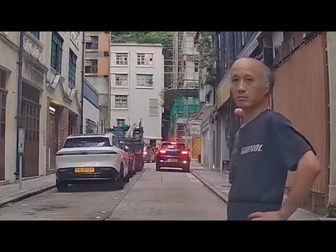 車CAM直擊 - 人肉霸位阿叔辦事不力 機警片主成功泊位 (轉載)  thumbnail