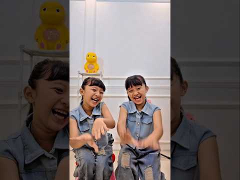 Auto Cantik kalo kamu bikin Trends ini hehe😁😊 #kembar #trends #jogetviral #twins #shorts thumbnail