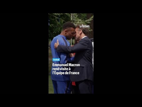 Emmanuel Macron rend visite aux Bleus à Clairefontaine thumbnail