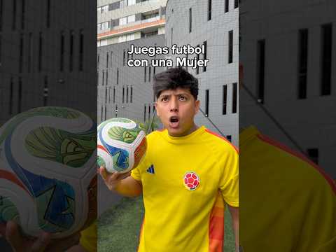 Juegas fútbol con una mujer thumbnail