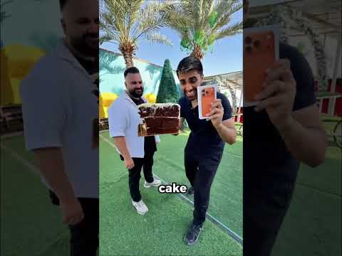 وضع 6 آيفونات داخل كعكة ووزّعها في العيد thumbnail