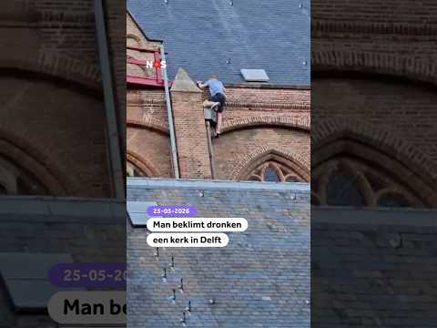 Man beklimt dronken een kerk in Delft thumbnail