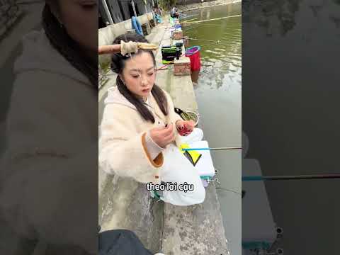 Người mẹ kinh ngạc khi thấy cậu con trai lấy đồ ăn vặt để câu cá 😳 thumbnail