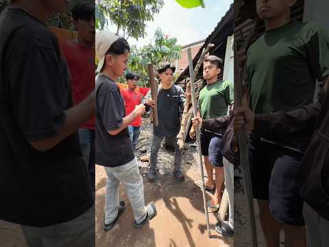 Gerakan Cepat Akbar Hasri Mengajak Temannya Mengumpulkan Kayu Bakar thumbnail